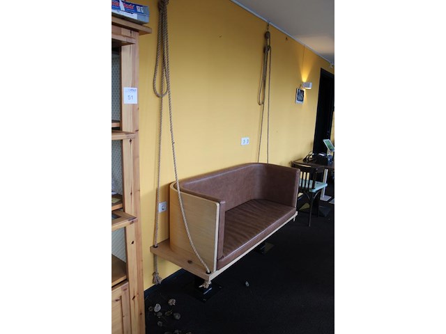 "hangbank" op metalen poten en kunstlederen zitting. afmeting 145 x 57 x 86 cm. - afbeelding 3 van  3