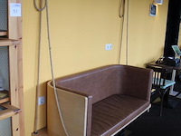 "hangbank" op metalen poten en kunstlederen zitting. afmeting 145 x 57 x 86 cm. - afbeelding 3 van  3