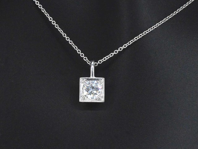 Hanger met briljant geslepen diamant in vierkante zetting - afbeelding 1 van  9