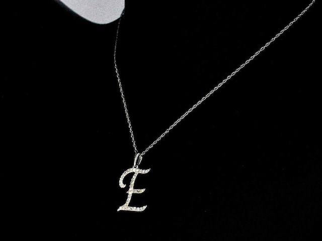 Hanger met natuurlijke diamanten in de letter e - afbeelding 5 van  6