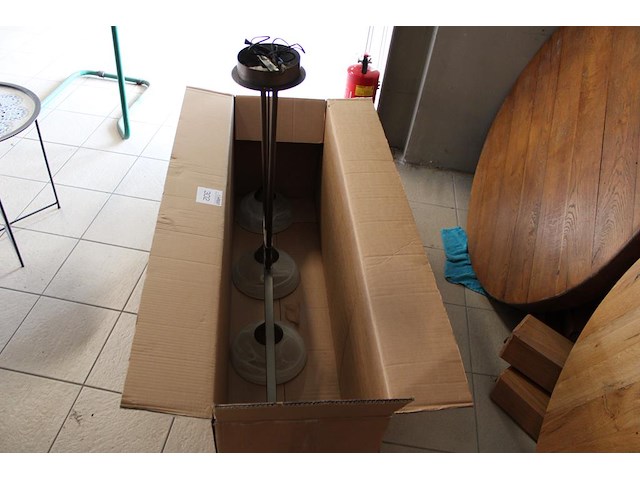 Hanglamp met vier lichtpunten breedte circa 120 cm en hoogte 90 cm. - afbeelding 1 van  2