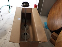 Hanglamp met vier lichtpunten breedte circa 120 cm en hoogte 90 cm.