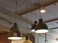 Hanglamp muuto unfold met 5 lichtpunten met rubberen kappen met doorsnede 31 cm. - afbeelding 2 van  3