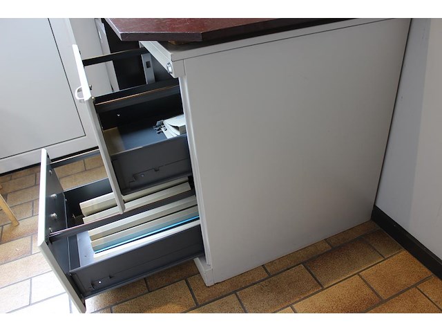 Hangmappenkast met twee lades. afmeting kast 48 x 65 x 74cm. - afbeelding 2 van  2