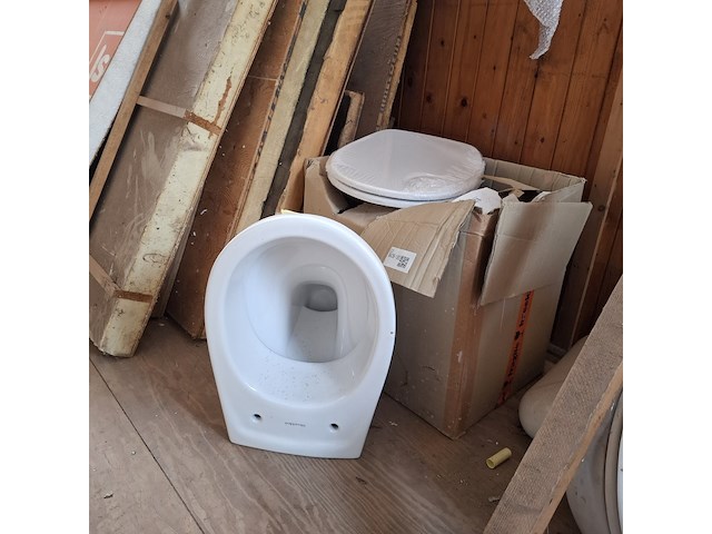 Hangtoilet met toiletbril, villeroy & boch, wit - afbeelding 1 van  9