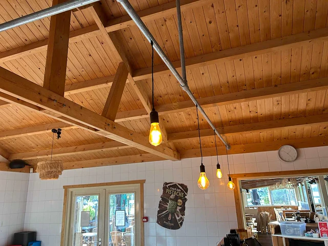 Hangverlichting met industriële buisconstructie - afbeelding 1 van  9