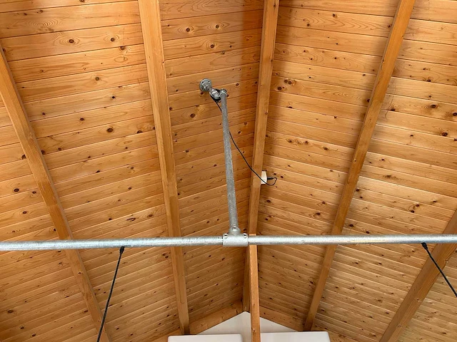 Hangverlichting met industriële buisconstructie - afbeelding 5 van  9