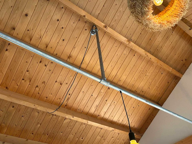 Hangverlichting met industriële buisconstructie - afbeelding 6 van  9