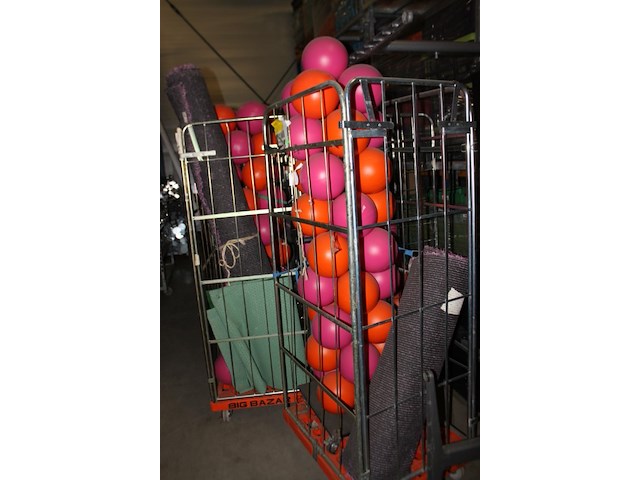 Hard plastc bollen op standaard 3 stuks - afbeelding 1 van  9