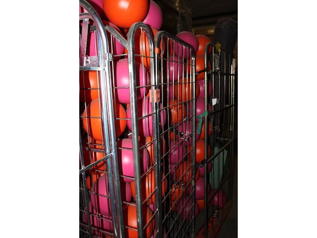 Hard plastc bollen op standaard 3 stuks - afbeelding 3 van  9