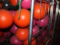 Hard plastc bollen op standaard 3 stuks - afbeelding 4 van  9