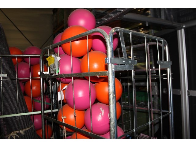 Hard plastc bollen op standaard 3 stuks - afbeelding 9 van  9