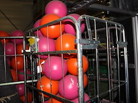 Hard plastc bollen op standaard 3 stuks - afbeelding 5 van  9