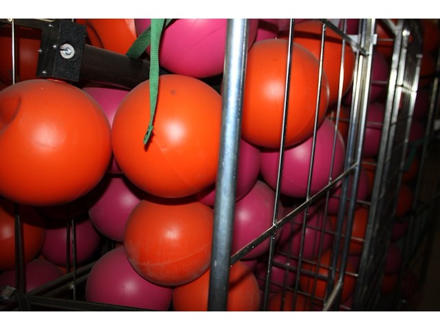 Hard plastc bollen op standaard 3 stuks - afbeelding 8 van  9