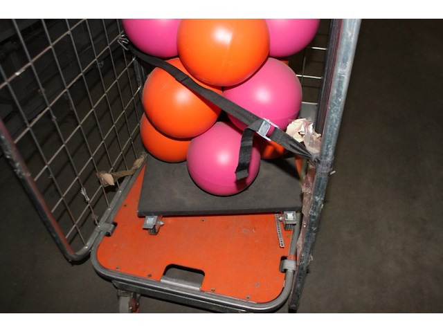 Hard plastc bollen op standaard - afbeelding 6 van  7