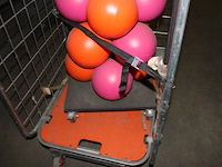 Hard plastc bollen op standaard - afbeelding 6 van  7