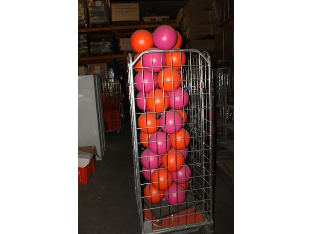 Hard plastc bollen op standaard - afbeelding 7 van  7