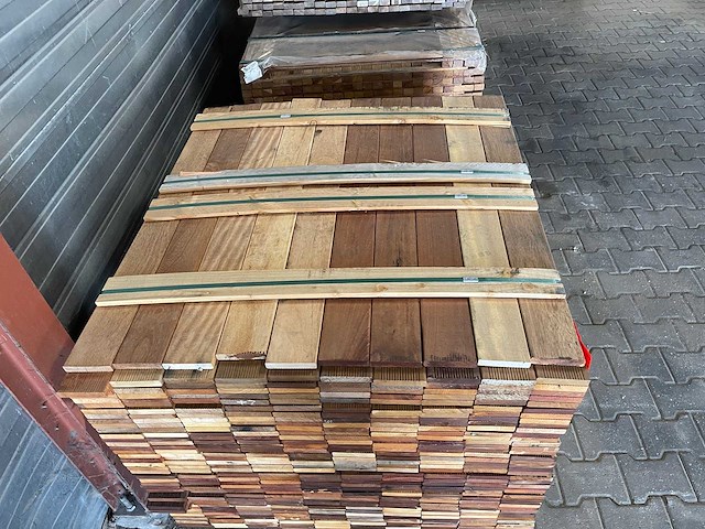 Hardhout tegelhout 550-1050x97x17mm (800x) - afbeelding 1 van  3