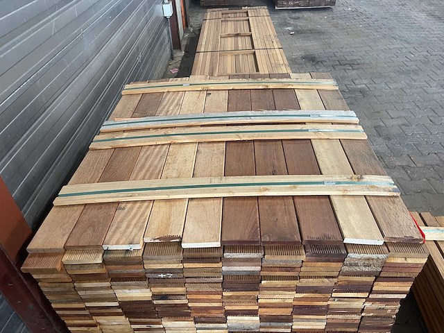 Hardhout tegelhout 550-1050x97x17mm (800x) - afbeelding 1 van  3