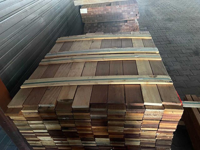 Hardhout tegelhout 550-1050x97x17mm (800x) - afbeelding 1 van  2