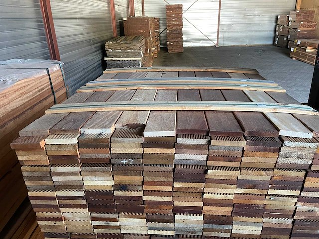 Hardhout tegelhout 550-1050x97x17mm (800x) - afbeelding 1 van  3