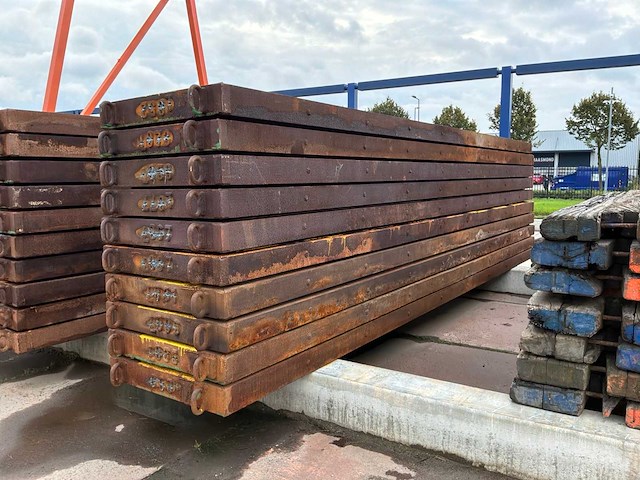 Hardhouten draglineschot met ijzerframe (10x) - afbeelding 1 van  4