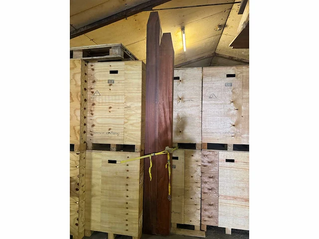 Hardhouten paal 18x18cm lengte 275 & 305cm - afbeelding 1 van  5