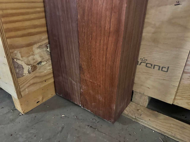 Hardhouten paal 18x18cm lengte 275 & 305cm - afbeelding 3 van  5