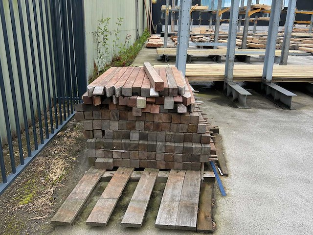 Hardhouten paal angelim verm. 6,8x6,8x1000 mm (121x) - afbeelding 1 van  1