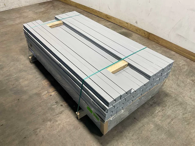 Hardhouten raamprofiel rox grijs gegrond 195x7,8x5,4 cm (50x) - afbeelding 1 van  9