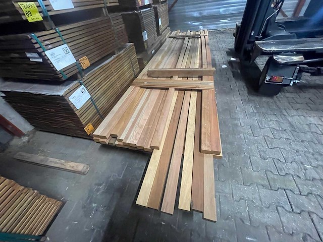 Hardhouten regels 4000-5000x68x44mm (74x) - afbeelding 1 van  3