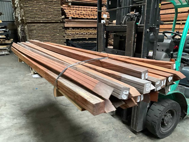 Hardhouten tuinpaal gepunt - 270x6,5x6,5 cm (12x) - afbeelding 1 van  13