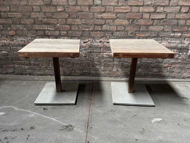 Hardhouten tuintafel 60x60x70cm v.v. metalen voet (6x) - afbeelding 1 van  4