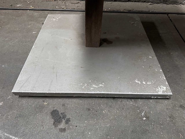 Hardhouten tuintafel 60x60x70cm v.v. metalen voet (6x) - afbeelding 3 van  4