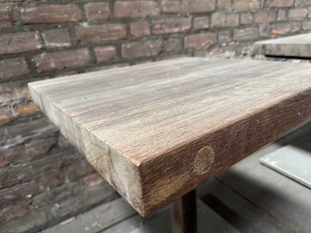 Hardhouten tuintafel 60x60x70cm v.v. metalen voet (6x) - afbeelding 4 van  4