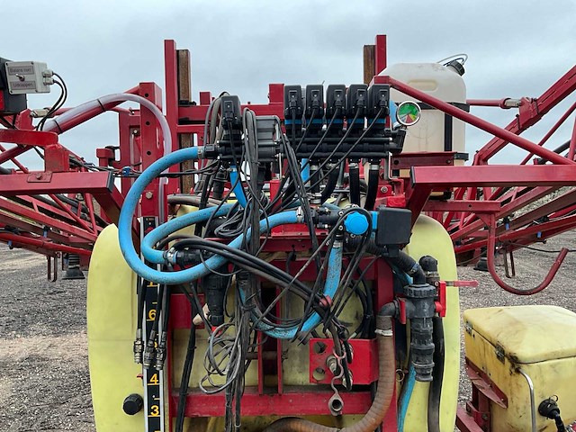 Hardi lzy800 gedragen veldspuit met fronttank - afbeelding 3 van  26