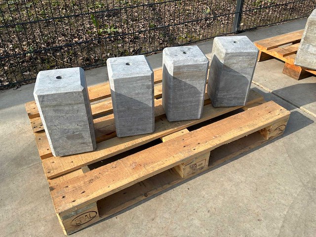 Hardsteen sokkel 18x18x33cm 4-zijdig facet (4x) - afbeelding 1 van  7