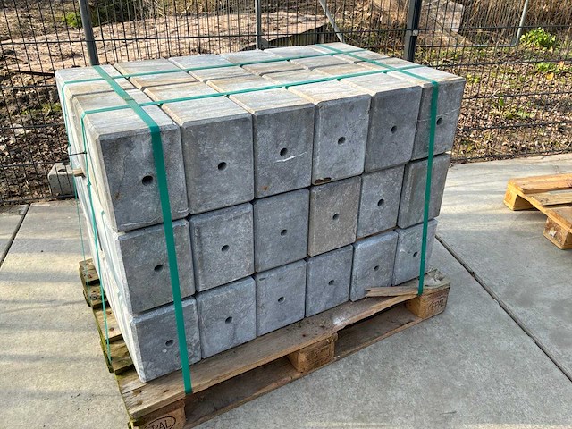 Hardsteen sokkel 18x24x33 4-zijdig facet (4x) - afbeelding 1 van  5