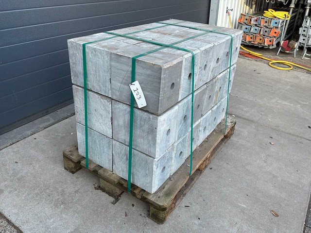 Hardsteen sokkel 18x24x33 bovenzijde facet (36x) - afbeelding 2 van  5
