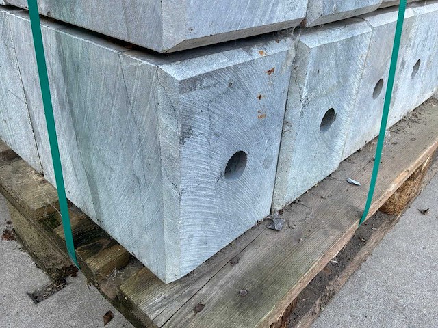Hardsteen sokkel 18x24x33 bovenzijde facet (36x) - afbeelding 3 van  5