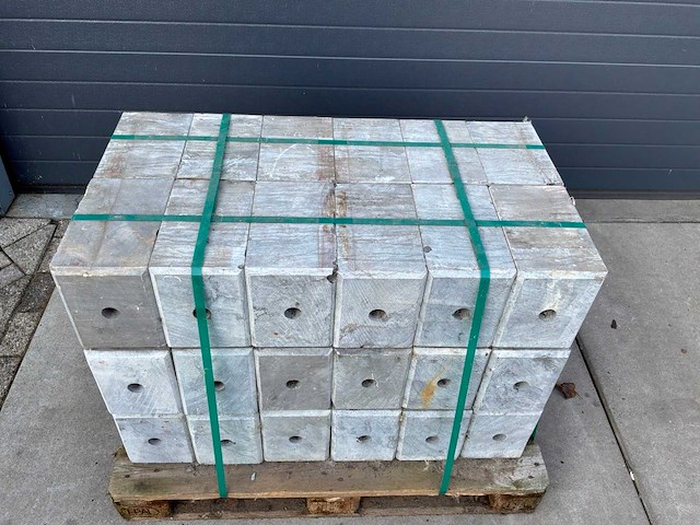 Hardsteen sokkel 18x24x33 bovenzijde facet (36x) - afbeelding 5 van  5