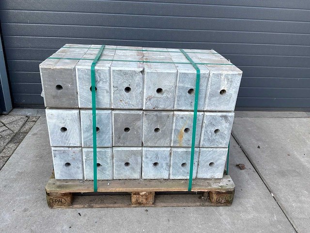 Hardsteen sokkel 18x24x33 bovenzijde facet (36x) - afbeelding 1 van  5