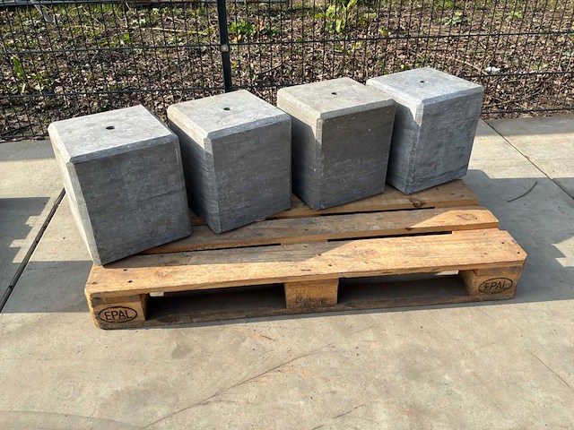 Hardsteen sokkel 28x28x33cm 4-zijdig facet (4x) - afbeelding 1 van  5