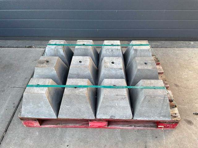 Hardsteen sokkel piramide 26x26cm (12x) - afbeelding 1 van  3