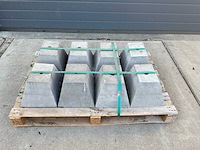 Hardsteen sokkel piramide 26x33cm (8x) - afbeelding 1 van  3
