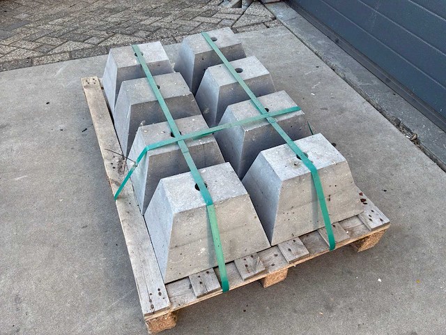 Hardsteen sokkel piramide 26x33cm (8x) - afbeelding 2 van  3