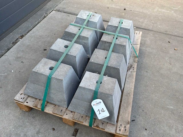 Hardsteen sokkel piramide 26x33cm (8x) - afbeelding 3 van  3