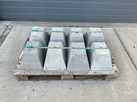 Hardsteen sokkel piramide 26x33cm (8x) - afbeelding 1 van  4