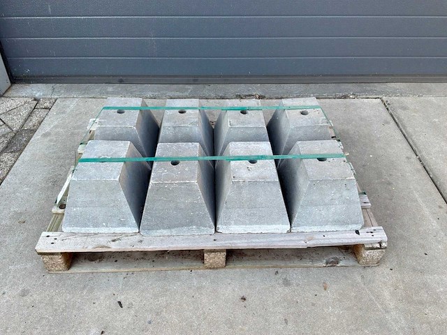 Hardsteen sokkel piramide 33x26cm (8x) - afbeelding 1 van  3