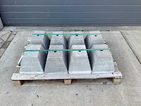 Hardsteen sokkel piramide 33x26cm (8x) - afbeelding 1 van  3
